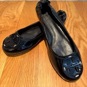 New without box Tory Burch Patent Black Reva Flats with Logo Detail Size 6.5